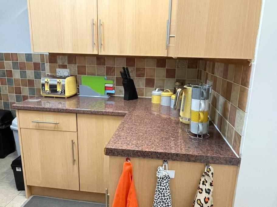 Ferienwohnung Beanies Lornestreet Four Bed House Swindon Exterior foto
