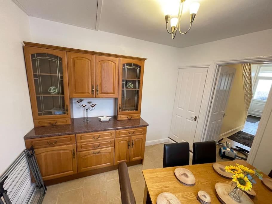 Ferienwohnung Beanies Lornestreet Four Bed House Swindon Exterior foto