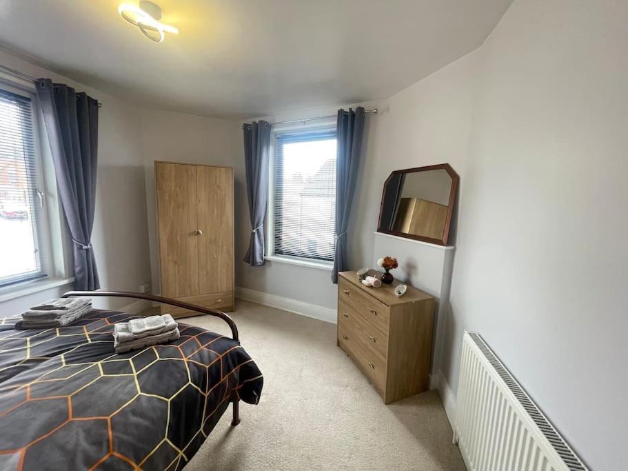 Ferienwohnung Beanies Lornestreet Four Bed House Swindon Exterior foto