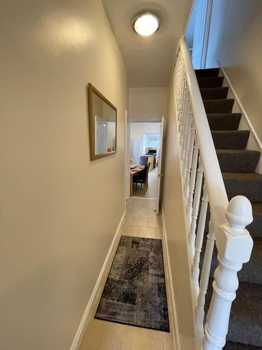 Ferienwohnung Beanies Lornestreet Four Bed House Swindon Exterior foto