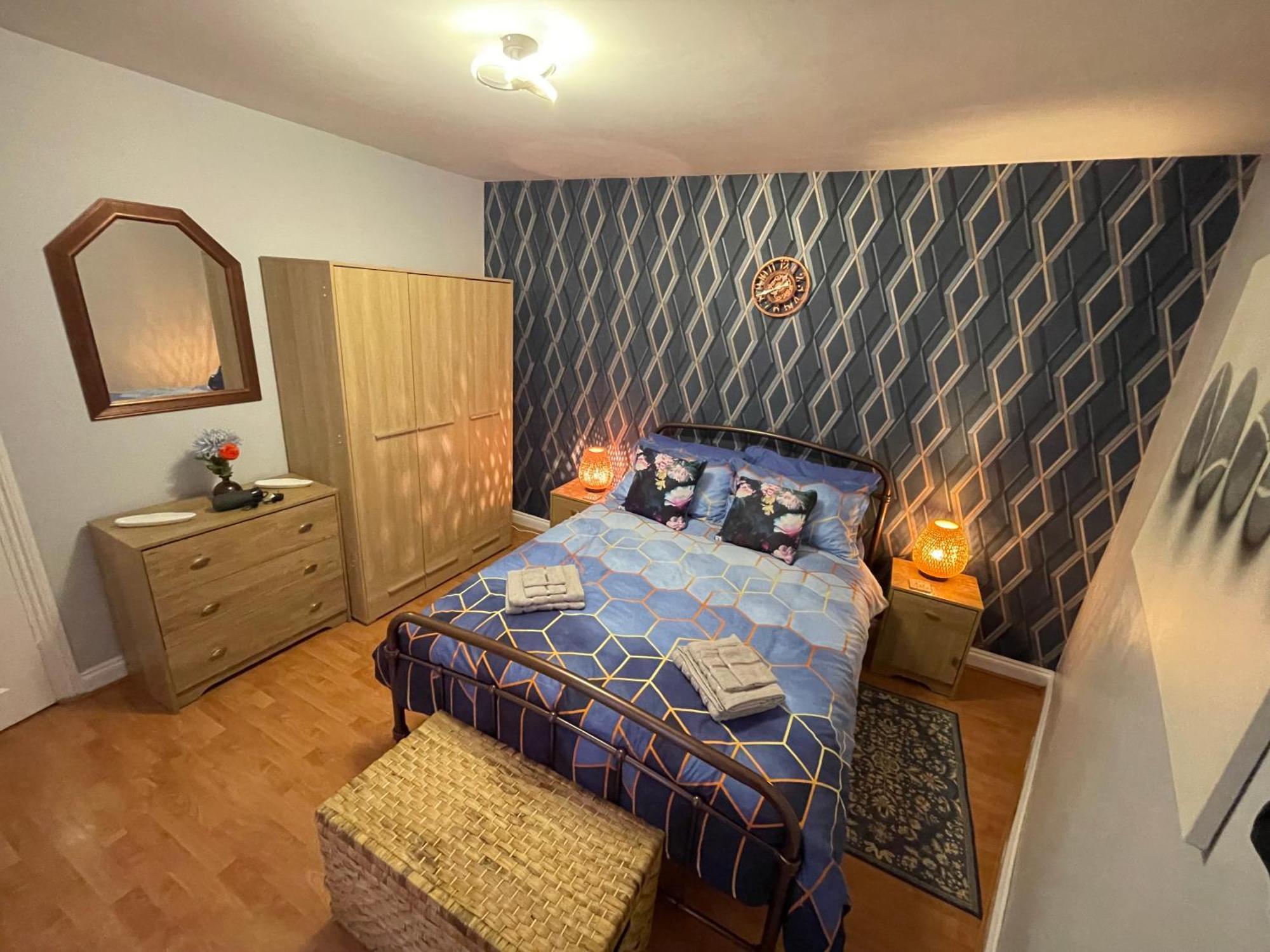 Ferienwohnung Beanies Lornestreet Four Bed House Swindon Exterior foto